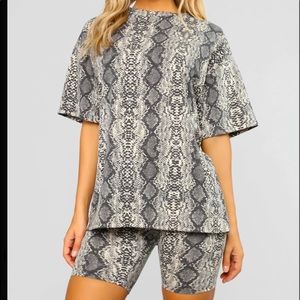 “Slithering To You Set”! Biker shorts & matching shirt BOTH included! Size M